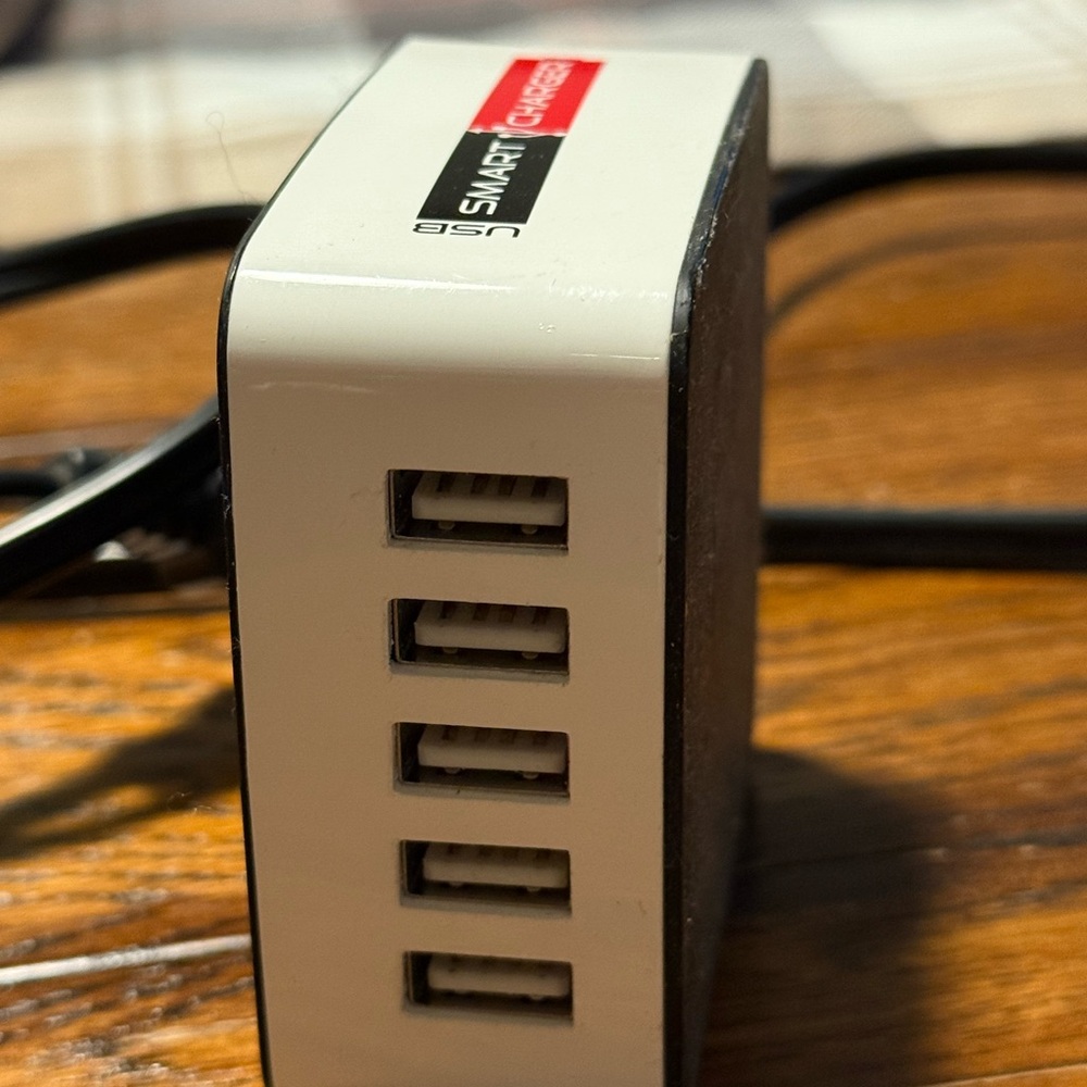Source Unknown Black and White USB Hub with 5 Ports